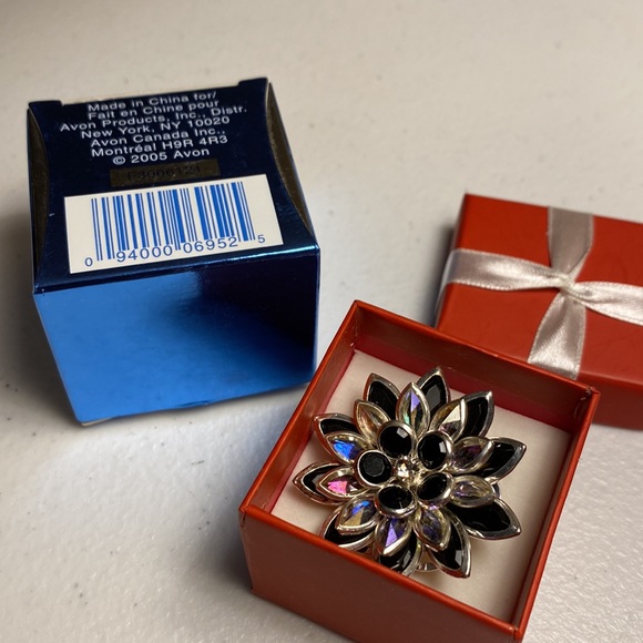 Avon Flower Pin in Giftbox - Picture 4 of 4
